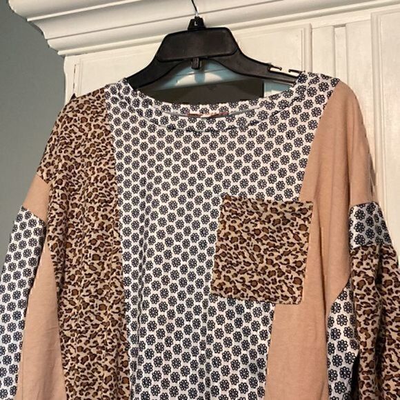 Hailey & Co medium short sleeve animal print      - Picture 7 of 7